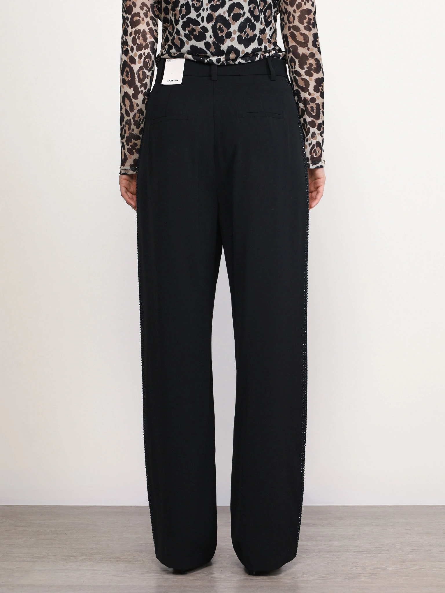 Брюки черного цвета со стразами 